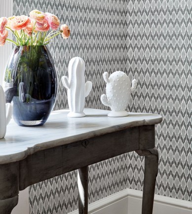 Anna French Balin Ikat Sage tapéta - Paisley Home