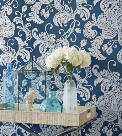 Anna French Verey Silver on Navy tapéta - Paisley Home