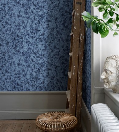 Sandberg Hannes Dark Blue tapéta - Paisley Home