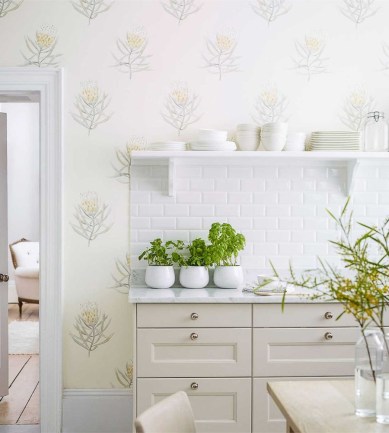 Sanderson Protea Flower Daffodil / Natural tapéta - Paisley Home